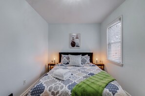 4 habitaciones, tabla de planchar con plancha y cuna de viaje 