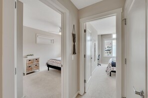 4 عدّة غرف نوم ومكتب ومكواة/لوح كي وسرير سفر