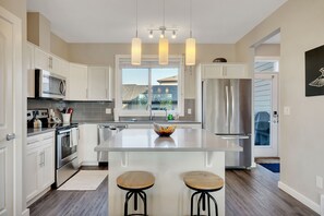 ثلاجة، ميكروويف، فرن، موقد طهي مسطح