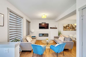 Smart TV, fireplace - Glen - AC, BBQ, Double garage, 4 Bdrms, 3.5 Baths (Edmonton)