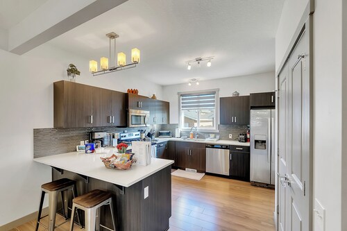 Glen - AC, BBQ, Double garage, 4 Bdrms, 3.5 Baths