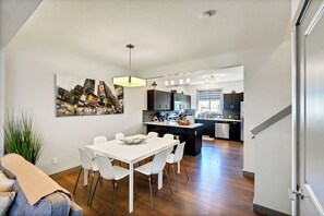 Dining - Glen - AC, BBQ, Double garage, 4 Bdrms, 3.5 Baths (Edmonton)