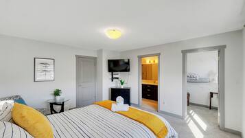 4 chambres, bureau, fer et planche à repasser, lit parapluie