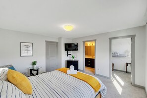 4 slaapkamers, een bureau, een strijkplank/strijkijzer, reisbedje