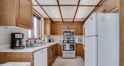 Kenny - Large Home near Park & River Valley