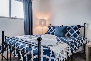 4 makuuhuonetta, työpöytä, silitysrauta/-lauta, vauvan matkasänky