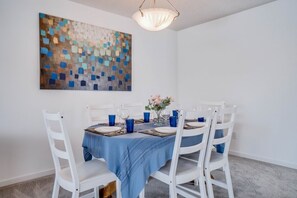 Dining - Kenny - Large Home near Park & River Valley (Edmonton)