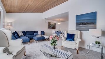 Smart-tv, videospelletjes, tafelvoetbal en een kantoor