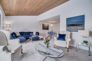 Älytelevisio, videopelejä, pöytäjalkapallopöytä, työhuone