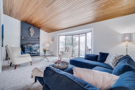 Smart TV, video games, table football, offices. Kenny - Large Home near Park & River Valley