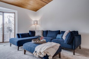 Älytelevisio, videopelejä, pöytäjalkapallopöytä, työhuone