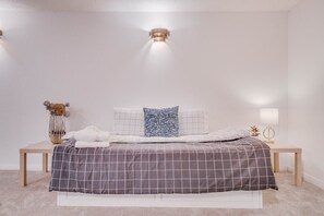 4 slaapkamers, een bureau, een strijkplank/strijkijzer, reisbedje