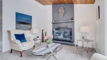 Smart TV, videojuegos, futbolito y oficina