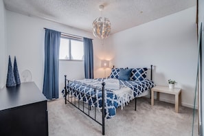 4 bedrooms, desk, iron/ironing board, travel cot - Kenny - Large Home near Park & River Valley (Edmonton)