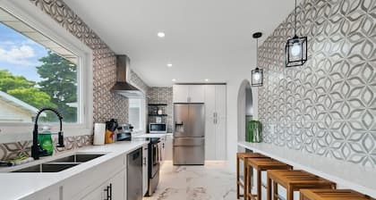 Rideau -Cozy & Bright Vintage Home Ideal Location