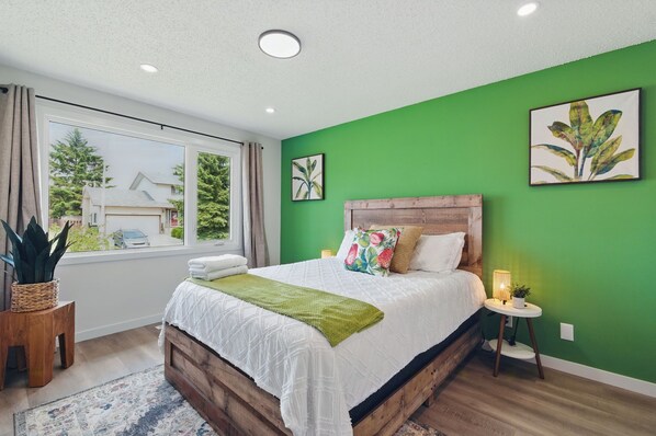 6 bedrooms, desk, iron/ironing board, travel cot