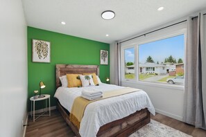 6 bedrooms, desk, iron/ironing board, travel cot
