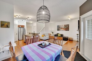 Interior - Ruth - 4 Bdrms, Central AC, Bbq & Fenced Yard (Edmonton)