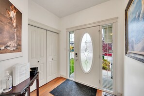 Interior - Ruth - 4 Bdrms, Central AC, Bbq & Fenced Yard (Edmonton)