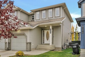 Exterior - Ruth - 4 Bdrms, Central AC, Bbq & Fenced Yard (Edmonton)