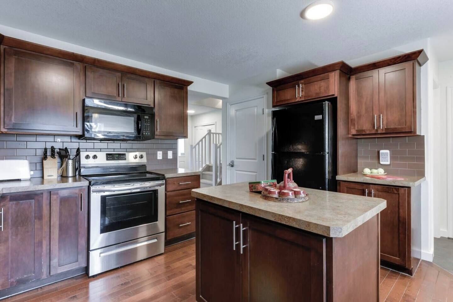 Réfrigérateur, micro-ondes, four, plaque de cuisson