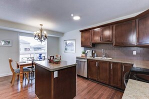 冷蔵庫、電子レンジ、オーブン、コンロ