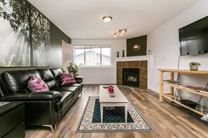 TV, fireplace - Trelle - Cozy Fireplace, Fenced Yard, & DbleGarage (Edmonton)