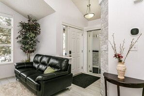 Interior - Trelle - Cozy Fireplace, Fenced Yard, & DbleGarage (Edmonton)