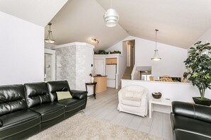 TV, fireplace - Trelle - Cozy Fireplace, Fenced Yard, & DbleGarage (Edmonton)