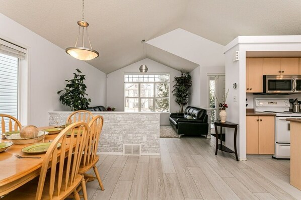 Interior - Trelle - Cozy Fireplace, Fenced Yard, & DbleGarage (Edmonton)