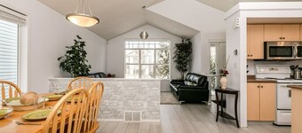 Trelle - Cozy Fireplace, Fenced Yard, & DbleGarage