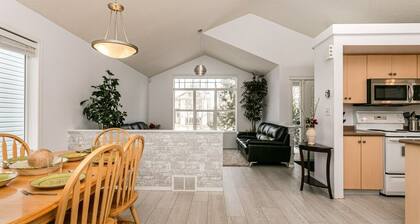 Trelle - Cozy Fireplace, Fenced Yard, & DbleGarage
