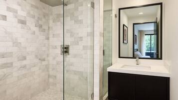 Hårtork, handdukar, tvål och schampo