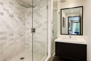 Haartrockner, Handtücher, Seife, Shampoo