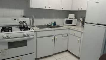 Frigorífic, microones, forn i placa de cuina