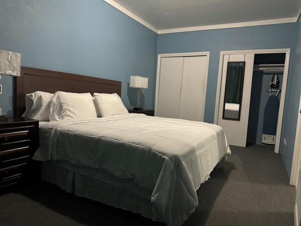 1 habitación, tabla de planchar con plancha, wifi y ropa de cama 