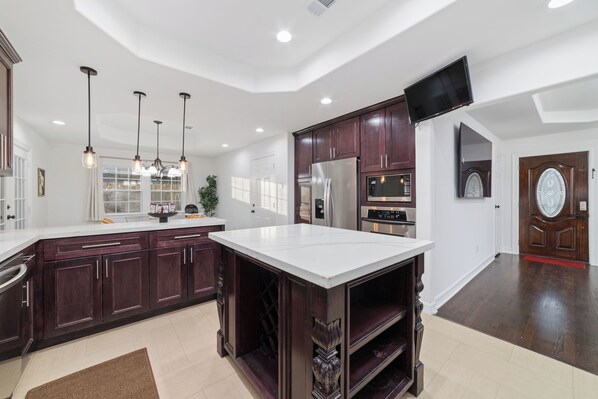 Microwave, oven, dishwasher, cookware/dishes/utensils