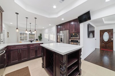 Spacious Luxury 5 bed/3 bath house with Pool and Gameroom in fantastic Houston