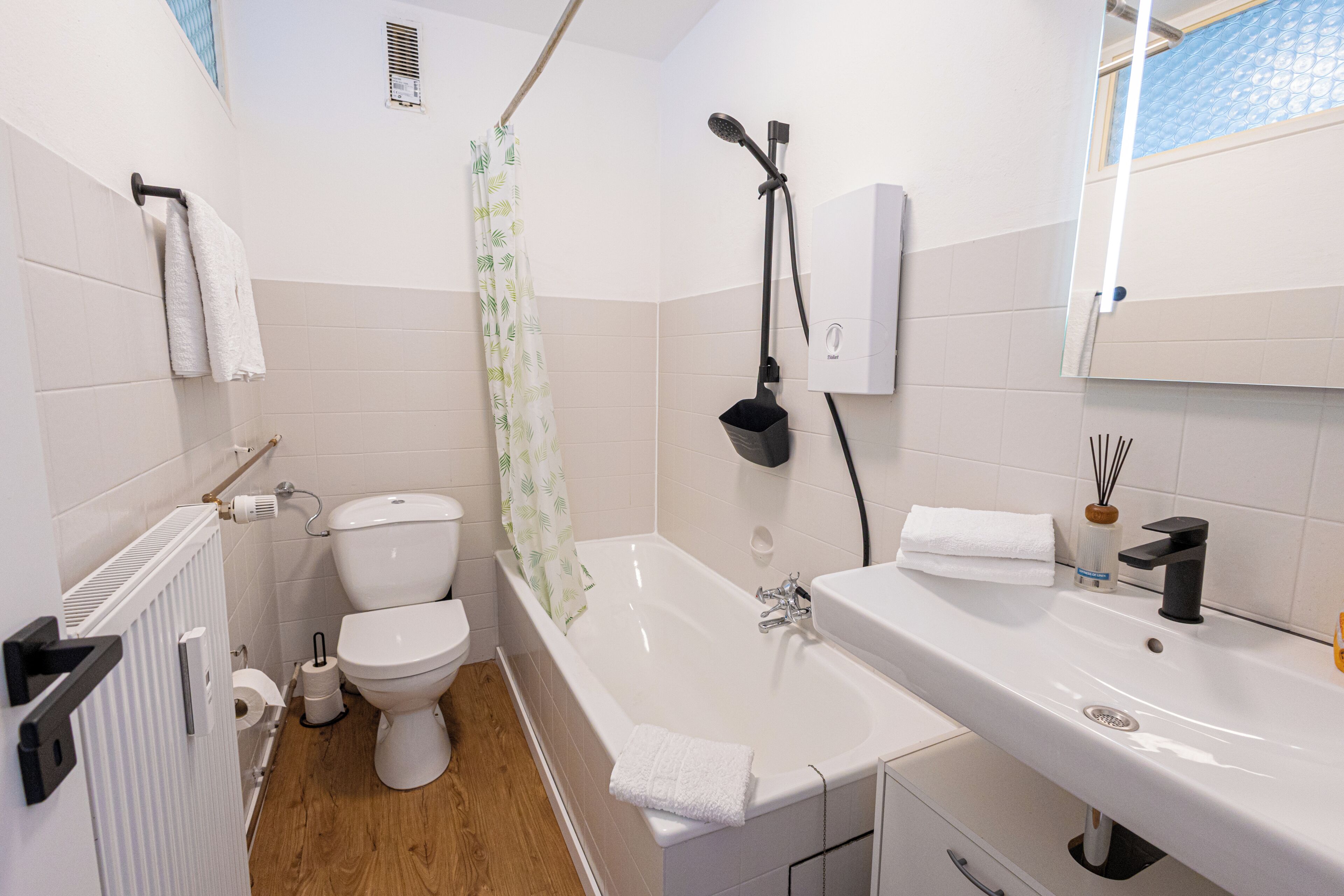 Secador de pelo, toallas, jabón, papel higiénico