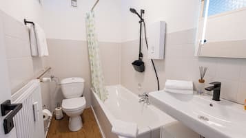 Secador de pelo, toallas, jabón, papel higiénico