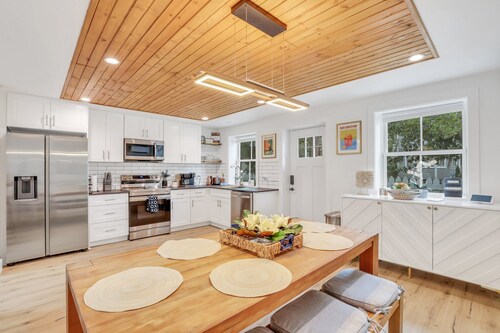 Stylish 2-bedroom house in Beaufort. Walk to downtown. Fire pit, bikes, grill