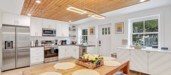 Stylish 2-bedroom house in Beaufort. Walk to downtown. Fire pit, bikes, grill