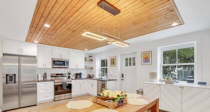 Stylish 2-bedroom house in Beaufort. Walk to downtown. Fire pit, bikes, grill