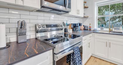 Stylish 2-bedroom house in Beaufort. Walk to downtown. Fire pit, bikes, grill