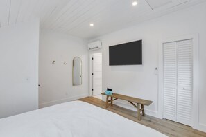 2 bedrooms, desk, iron/ironing board, WiFi