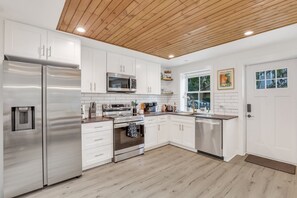 Fridge, microwave, oven, stovetop - Stylish 2-bedroom house in Beaufort. Walk to downtown. Fire pit, bikes, grill (Beaufort)