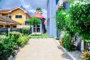 Property grounds - 2-bedroom Apartment in Accra with AC, WiFi, fitness room. (Accra)