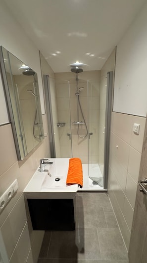 Haartrockner, Handtücher, Toilettenpapier