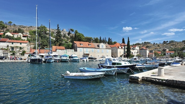 A marina with boats docked, stone buildings, and a clear sky. - Cozy home in Bobovisca (Bobovisca)