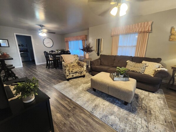 Smart TV, books - Cutecountyfair house, 3 bdrms,fenced back yard and close to all needs in Burley. (Burley)